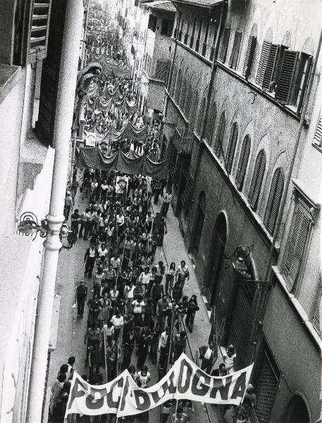 Firenze - Festa nazionale de l'Unità 1975 - Sfilata per le vie della città - Veduta dall'alto di uno spezzone del corteo con varie delegazioni - Striscioni - Cartelli