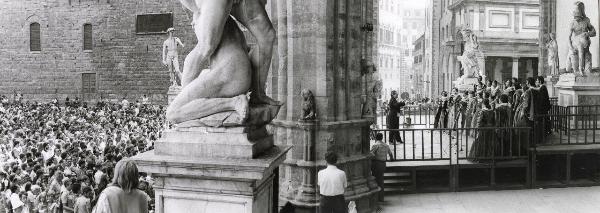 Firenze - Festa nazionale de l'Unità 1975 - Loggia della Signoria - Concerto di madrigali - Coro in costume - Statue - Folla