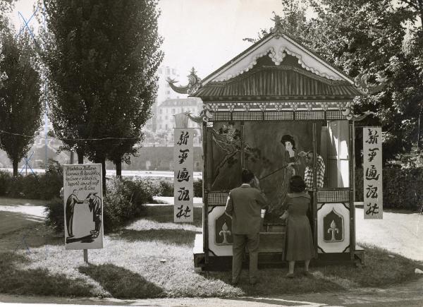 Genova - Festa provinciale de l'Unità 1957 - Due visitatori osservano il padiglione cinese - Cartelli - Striscioni - Architettura