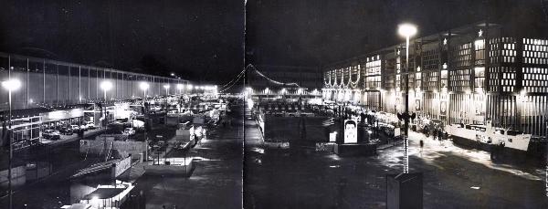 Genova - Festa nazionale de l'Unità 1965 - Fiera del Mare - Veduta notturna dall'alto degli spazi espositivi - Cartelli - Illuminazione