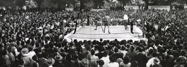 Mantova - Festa provinciale de l'Unità 1951 - Incontro di boxe all'aperto - Folla - Cartelli