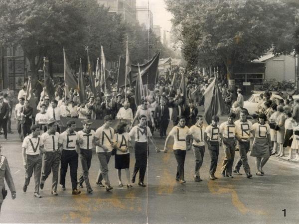 Modena - Festa nazionale de l'Unità 1966 - Manifestazione d'apertura a sostegno del Vietnam - Sfilata per le vie della città - Spezzone di corteo con giovani che indossano magliette con la scritta "Vietnam Libero" - Bandiere