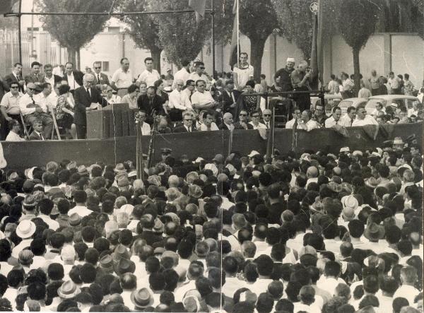 Modena - Festa nazionale de l'Unità 1966 - Manifestazione di chiusura - Palco degli oratori - Luigi Longo al microfono - Ritratto - Folla - Bandiere