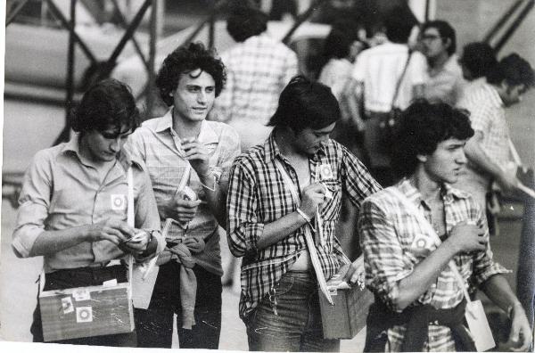 Napoli - Festa nazionale de l'Unità 1976 - Mostra d'Oltremare - Giovani distributori di coccarde - Ritratto di gruppo