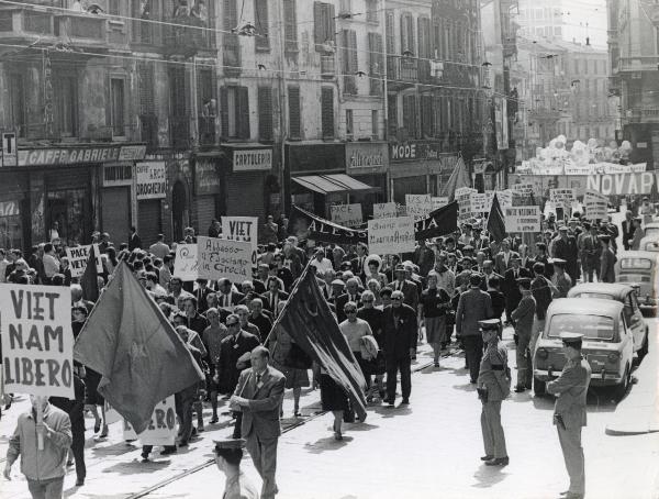 Torino - Festa provinciale de l'Unità 1967 - Sfilata per le vie della città - Spezzone di corteo - Manifestanti portano cartelli a sostegno del Vietnam e della Grecia - Bandiere - Striscioni - Militari - Automobili