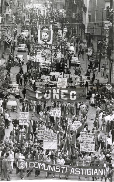 Torino - Festa nazionale de l'Unità 1971 - Sfilata per le vie della città - Spezzone di corteo con le rappresentanze di alcune province del Piemonte - Cartelli di protesta - Ritratti di Togliatti e Ho Chi Min - Bandiere - Striscioni