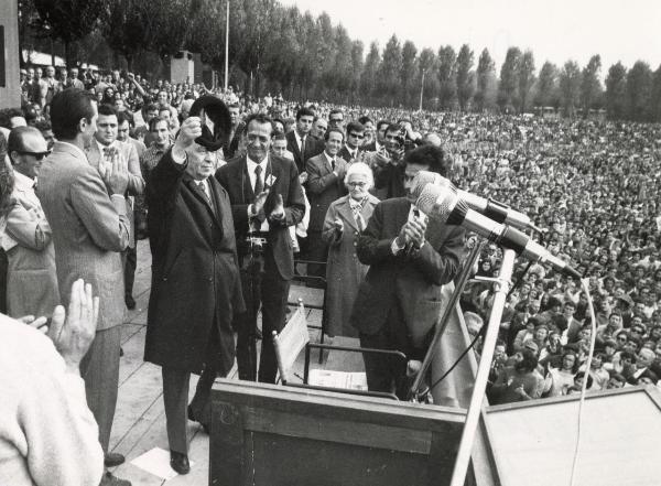 Torino - Festa nazionale de l'Unità 1971 -  Manifestazione di chiusura - Palco degli oratori - Luigi Longo saluta la folla alzando il cappello - A destra Enrico Berlinguer applaude