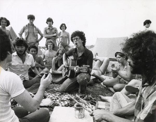 Ravenna - Festa della Gioventù - Ragazzi  in circolo cantano accompagnati da una chitarra - Ritratto di gruppo -- Tende