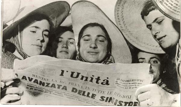 Diffusione e lettura de l'Unità - Gruppo di mondine legge una copia del giornale - Ritratto di gruppo