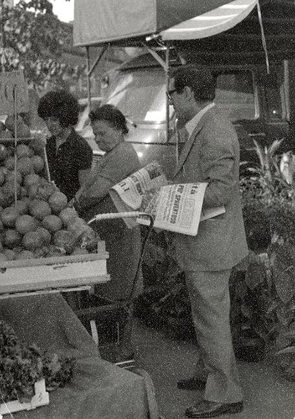 Milano - Diffusione e lettura de l'Unità - Volontario distribuisce copie del giornale in un mercato rionale