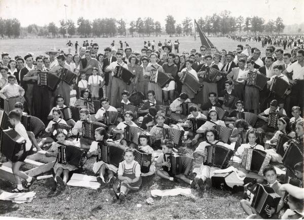 Milano - Festa provinciale de l'Unità 1948 - Parco Lambro - Giovani suonatori di fisarmonica in posa - Ritratto di gruppo - Folla - Bandiere