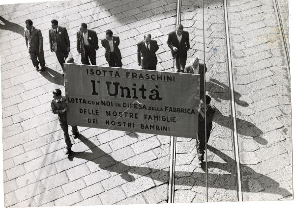 Milano - Festa nazionale de l'Unità 1953 - Sfilata per le vie della città - Spezzone di corteo con i lavoratori della Isotta Fraschini - Cartello - Veduta dall'alto