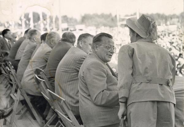 Milano - Festa nazionale de l'Unità 1958 - Parco Lambro - Manifestazione di chiusura - Palco degli oratori - Palmiro Togliatti parla con una donna