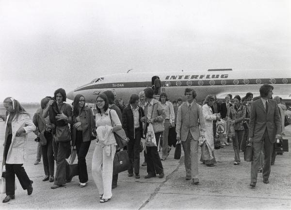 Milano - Festa nazionale de l'Unità 1973 - Aeroporto Malpensa - Arrivo della delegazione della Germania dell'Est - Aeroplano