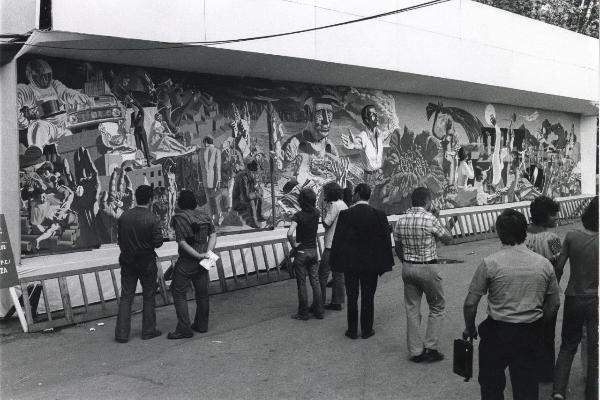 Milano - Festa nazionale de l'Unità 1973 - Parco Sempione - "Pannello degli artisti" - Esposizione temporanea di pittura - Visitatori