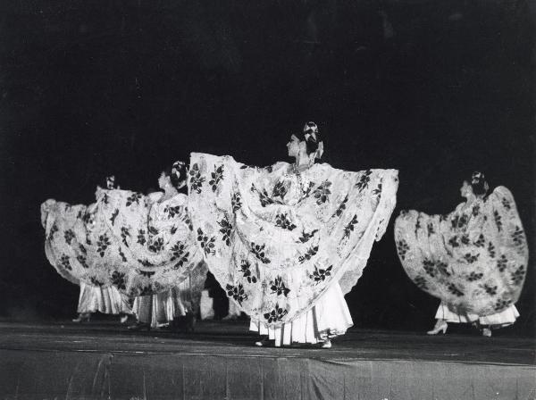 Milano - Festa nazionale de l'Unità 1973 - Un momento dello spettacolo del balletto messicano