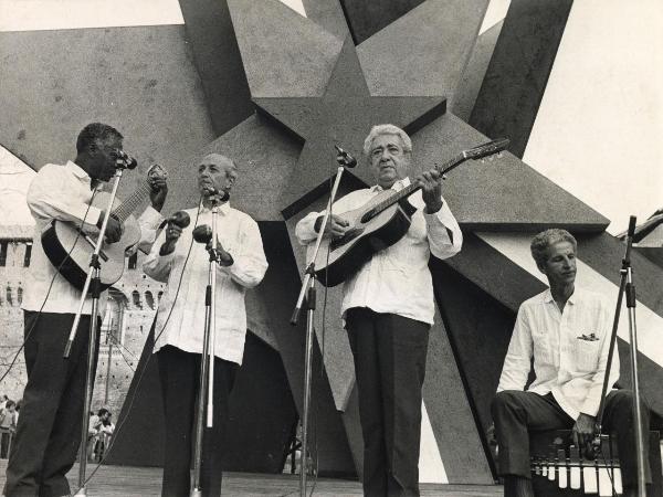 Milano - Festa nazionale de l'Unità 1973 - Cortile del Castello Sforzesco - Esibizione di un gruppo musicale cubano - Ritratto di gruppo - Canzoni rivoluzionarie - Sullo sfondo grande stella stilizzata