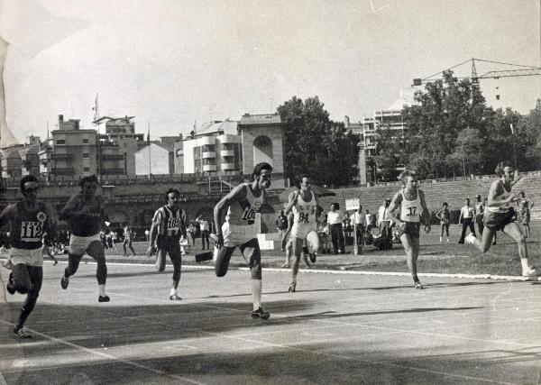 Milano - Festa nazionale de l'Unità 1973 - Arena Civica - Gara dei 100 metri - Il vincitore Luigi Benedetti taglia il traguardo