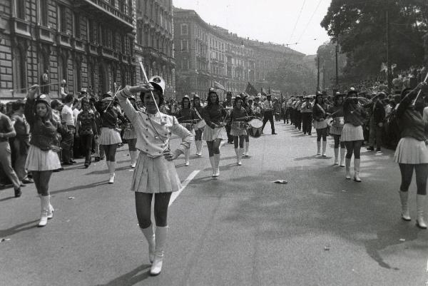 Milano - Festa nazionale de l'Unità 1973 - Foro Bonaparte - Manifestazione di chiusura - Le majorettes aprono il corteo davanti alla banda - Folla