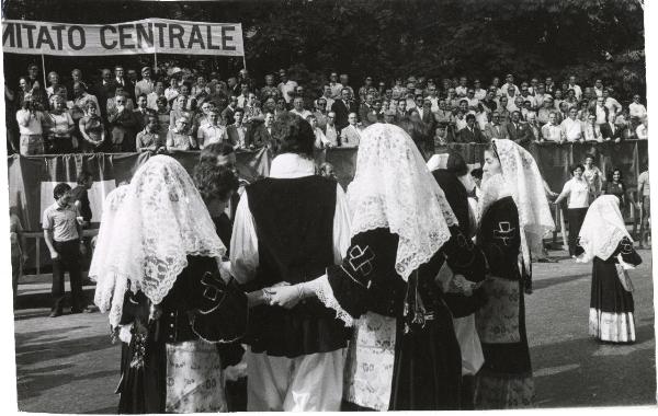 Milano - Festa nazionale de l'Unità 1973 - Manifestazione di chiusura - Giovani della delegazione sarda con i costumi regionali davanti al palco del Comitato Centrale  del PCI