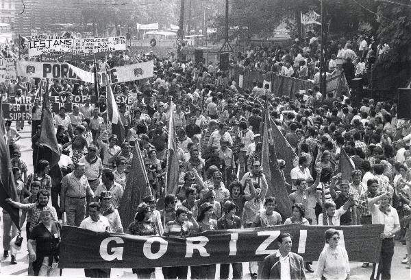 Milano - Festa nazionale de l'Unità 1973 - Foro Bonaparte - Manifestazione di chiusura - Sfilata delle rappresentanze regionali - La delegazione del Friuli Venezia Giulia passa davanti al palco del Comitato Centrale del PCI -- Striscioni - Bandiere