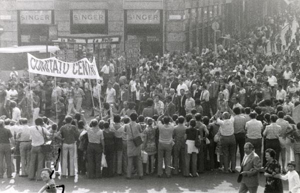 Milano - Festa nazionale de l'Unità 1973 - Largo Cairoli - Manifestazione di chiusura - Spezzone di corteo con i rappresentanti del Comitato Centrale del PCI - Striscioni - Folla