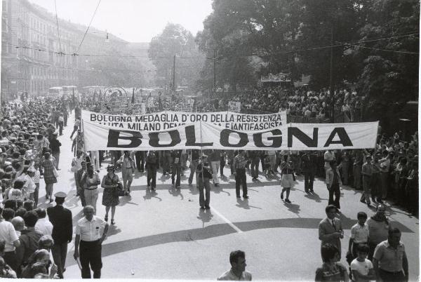 Milano - Festa nazionale de l'Unità 1973 - Foro Bonaparte - Manifestazione di chiusura - Spezzone di corteo con la delegazione di Bologna  - Striscioni - Bandiere - Insegna con falce e martello - Folla