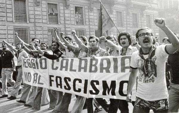 Milano - Festa nazionale de l'Unità 1973 - Foro Bonaparte - Manifestazione di chiusura - Spezzone di corteo con la delegazione di Reggio Calabria  - Manifestanti salutano con il pugno chiuso alzato - Striscione - Bandiera