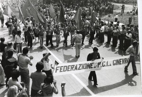 Milano - Festa nazionale de l'Unità 1973 - Foro Bonaparte - Manifestazione di chiusura - Spezzone di corteo con la delegazione del PCI di Ginevra - Uomo con megafono - Striscione - Bandiere - Folla che applaude