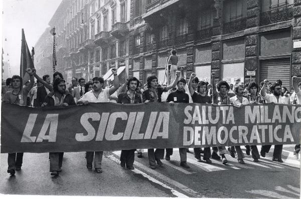 Milano - Festa nazionale de l'Unità 1973 - Manifestazione di chiusura - Spezzone di corteo con la delegazione della Sicilia - Manifestanti salutano con il pugno chiuso alzato - Striscioni - Bandiere - Folla