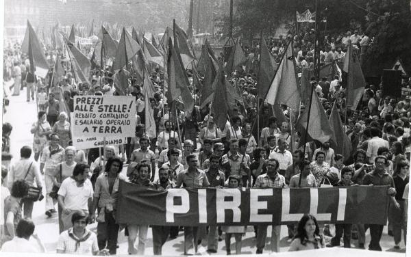 Milano - Festa nazionale de l'Unità 1973 - Manifestazione di chiusura - Spezzone di corteo con i lavoratori della Pirelli - Striscione - Bandiere - Cartelli