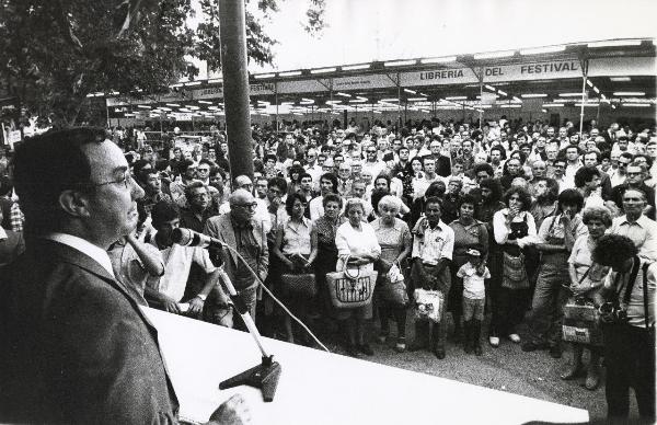 Milano - Festa nazionale de l'Unità 1979 - Parco Sempione - Inaugurazione - Palco degli oratori - Il sindaco di Milano Carlo Tognoli al microfono - Cartelli