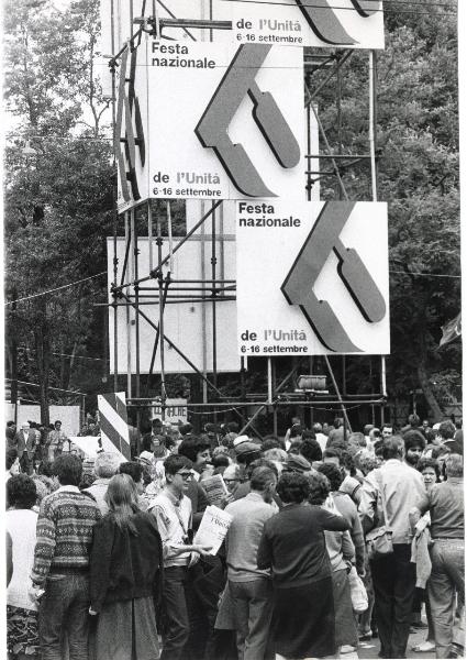 Milano - Festa nazionale de l'Unità 1979 - Parco Sempione - Struttura metallica con cartelli e simboli della festa - Folla