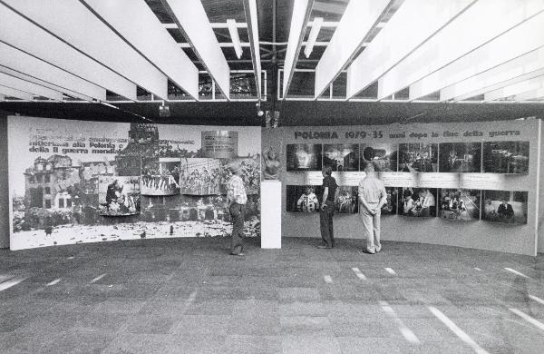 Milano - Festa nazionale de l'Unità 1979 - Stand della Polonia - Mostra espositiva dedicata alla fine della Seconda guerra mondiale - Scritte