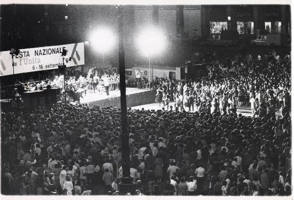 Milano - Festa nazionale de l'Unità 1979 - Piazza del Duomo - Festa di apertura - Orchestra sul palco - Coppie di ballerini al centro - Veduta notturna dall'alto - Cartello - Folla - Illuminazione