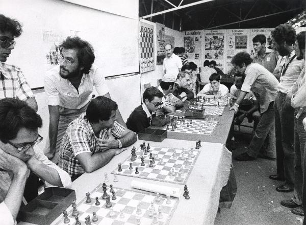 Milano - Festa nazionale de l'Unità 1979 - Torneo di scacchi - Un giocatore affronta numerosi avversari - Folla - Cartelli