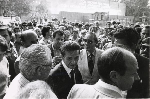 Milano - Festa nazionale de l'Unità 1979 - Parco Sempione - Enrico Berlinguer si intrattiene con la folla al termine del discorso di chiusura - Ritratto - Cartello