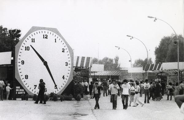 Bologna - Festa nazionale de l'Unità 1980 - Un grande orologio segna l'ora dell'esplosione della bomba alla stazione di Bologna il 2 agosto 1980