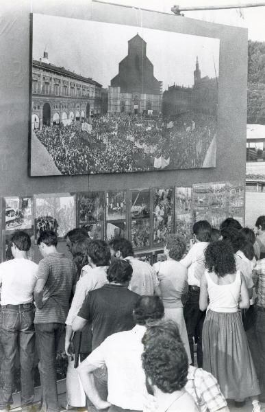 Bologna - Festa nazionale de l'Unità 1980 - Visitatori osservano la mostra fotografica dedicata alla strage della stazione di Bologna il 2 agosto 1980