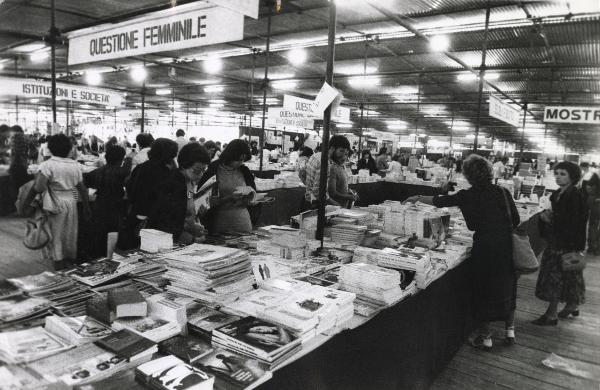 Bologna - Festa nazionale de l'Unità 1980 - Folla all'interno della libreria - Cartelli - Illuminazione - Strutture metalliche