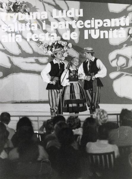 Bologna - Festa nazionale de l'Unità 1980 - Padiglione della Polonia - Spettacolo in costume tradizionale - Ritratto di gruppo - Cartello