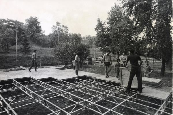 Milano - Festa provinciale de l'Unità 1980 - Monte Stella - Allestimento di uno stand espositivo - Operai al lavoro