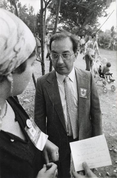 Milano - Festa provinciale de l'Unità 1980 - Monte Stella - Il sindaco di Milano, Carlo Tognoli, parla con una volontaria - Ritratto maschile