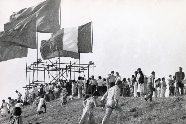 Milano - Festa provinciale de l'Unità 1980 - Monte Stella - Strutture metalliche con bandiere - Folla