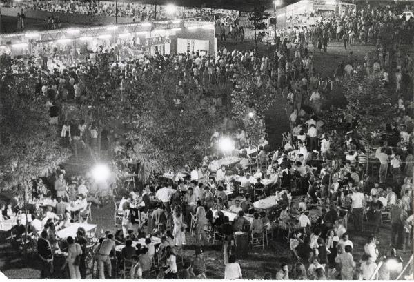 Milano - Festa provinciale de l'Unità 1980 - Monte Stella - Veduta notturna - Ristoranti e stand affollati - Illuminazione