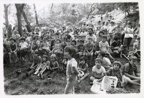 Milano - Festa provinciale de l'Unità 1980 - Monte Stella - Bambini e genitori assistono a uno spettacolo all'aperto - Ritratto di gruppo