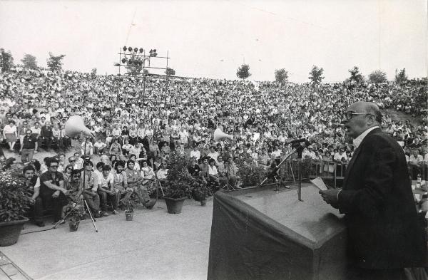 Milano - Festa provinciale de l'Unità 1980 - Manifestazione di chiusura - Palco degli oratori - Giorgio Napolitano al microfono - Ritratto