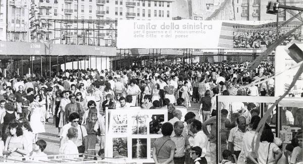 Genova - Festa provinciale de l'Unità 1980 - Folla - Cartello su strutture metalliche