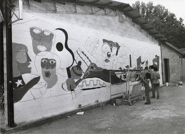 Mantova - Festa provinciale de l'Unità 1980 - Preparazione di un grande murale a sostegno del Cile - Giovani artista al lavoro