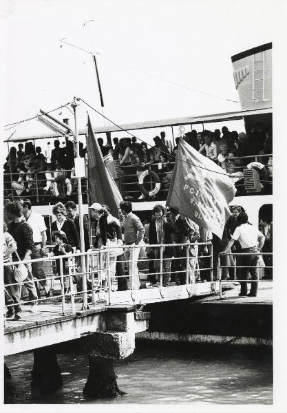 Venezia - Mestre - Festa provinciale de l'Unità 1980 - Folla scende dal traghetto - Bandiere - Nave